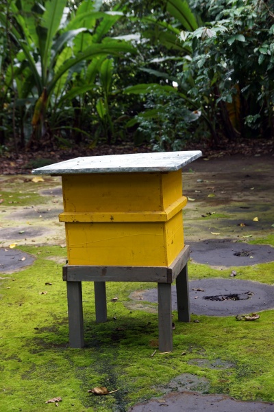 File:ModernBeehive ET.jpeg